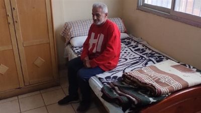 بعد نشر القاهرة 24.. نقل مسن بالسويس مصاب بالشلل من تجمع قمامة إلى دار رعاية