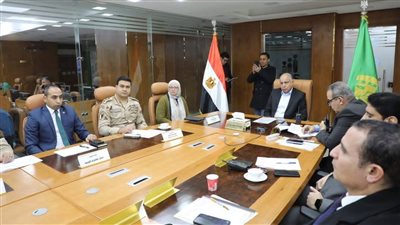 محافظ المنيا يتابع انطلاق جولة الإعادة لانتخابات النواب.. ويؤكد: انتظام العملية الانتخابية في الدوائر الـ5
