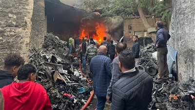 اندلاع حريق في عقار ومخزن بوسط البلد.. والحماية المدنية تجلي السكان وتحاول السيطرة | صور