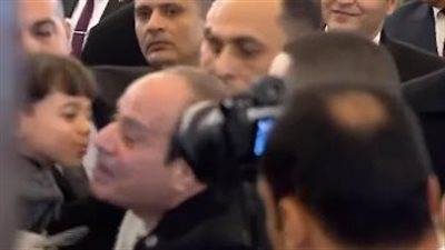 مش مصدق نفسه.. أول تعليق من والد الصغير جون بعد تقبيل الرئيس السيسي له خلال احتفالية عيد الميلاد | خاص 