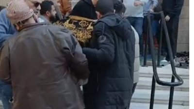 وصول جثمان أرملة الفنان الراحل علي حسنين إلى مسجد الفاروق لأداء صلاة الجنازة