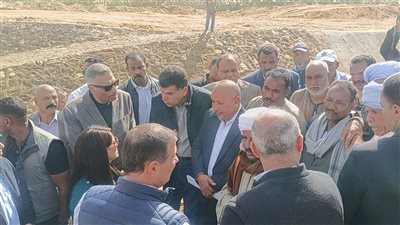وزيرا التخطيط والزراعة ومحافظ أسوان يتفقدون مشروعات تأهيل المساقي وتطوير المصرف الزراعي بمشروع وادي الصعايدة