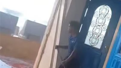 الأمواج حطمت المحتويات.. عاصفة البحر تتسبب في خسائر لمطاعم بكورنيش الإسكندرية 