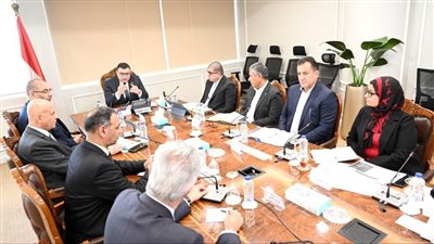 وزير الإسكان يتابع مع مسؤولي سامكريت موقف مشروعات الشركة بالمدن الجديدة