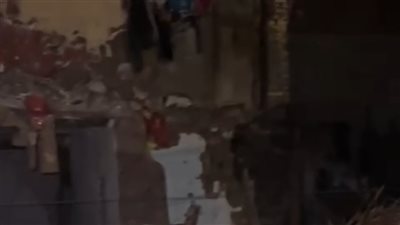 إخلاء 3 أسر إثر سقوط جزء من عقار بعين شمس 