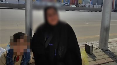 أول تعليق من أم فريدة صاحبة فيديو بيع المناديل في الشارع: جوزي سابني وعندي 6 عيال