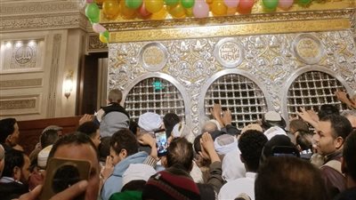  ازدحام المريدين داخل مسجد السيدة زينب في الليلة الختامية لمولدها| صور 