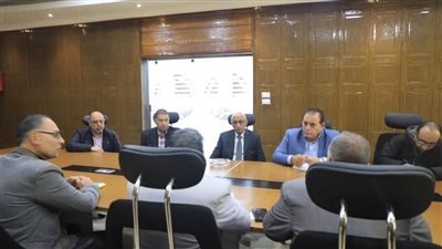 محافظ شمال سيناء يبحث سبل تشغيل منظومة النقل الجماعي