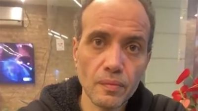 بعد اتهامه مستشفى بالإهمال.. الفنان أحمد ثابت يستغيث: والدتي مصابة بورم وتحتاج للعلاج