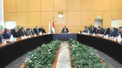 وزير الإسكان يوجه بالانتهاء من الأعمال المتبقية في منطقة الأعمال بالعاصمة الجديدة