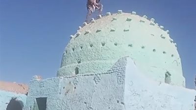 الأمن يفحص واقعة محاولة شخص هدم ضريح بأسوان.. ومصادر: مهتز نفسيًا