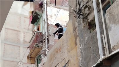 تفاصيل إزالة أجزاء خطرة من عقار في كرموز بالإسكندرية| صور