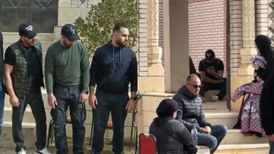 أحمد السقا يقرأ القرآن على روح والدة نضال الشافعي داخل المقابر