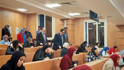 رئيس جامعة القاهرة يتفقد سير امتحانات الفصل الدراسي الأول في يومها الختامي ويوجه بسرعة إعلان النتائج | صور 
