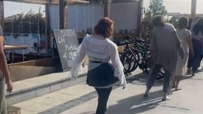 بحركات تشبه الزومبي.. مقاطع مصورة للأجانب في دهب تثير الجدل 