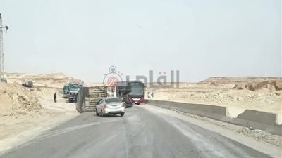 انقلاب سيارة تريلا محملة بالملح على طريق سيوة - مطروح