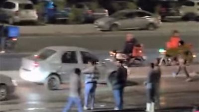 حادث اصطدام سيارة ملاكي بالرصيف على محور السادات بالتجمع يعطل حركة المرور جزئيا