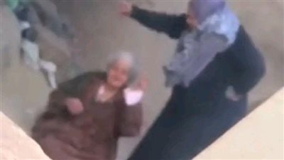 بعد الفيديو الصادم.. جيران مسنة الشرقية بعد اعتداء ابنتها عليها: أول مرة تضربها وبنتها اللي بترعاها