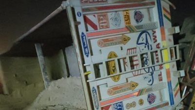 تصادم قطار بضائع مع سيارة نقل بمنطقة العين السخنة