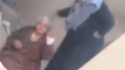أحد جيران المتهمة بالتعدي على والدتها بالشرقية: أصحاب البيت طردوا أسرة مصورة الفيديو