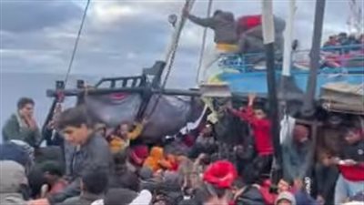  بين الخوف والأمل.. شاب يوثق كتابة مهاجرين غير شرعيين أسماءهم على أجسادهم خوفًا من الغرق