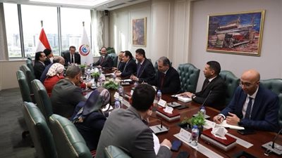 في أول يوم عمل بعد تجديد الثقة.. الدكتور خالد عبد الغفار يجتمع بقيادات الصحة