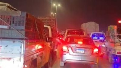 تكدس مروري أعلى الطريق الدائري بسبب انقلاب سيارة مواد بترولية| صور 