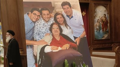 بحضور ليلى عز العرب.. لقطات من قداس الأربعين لوالدة هاني رمزي بكنيسة أبي سيفين بالتجمع الأول