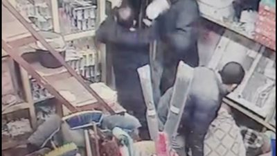 الأمن يفحص فيديو اقتحام شخص لمحل تجاري والاعتداء على صاحبه بالشرقية