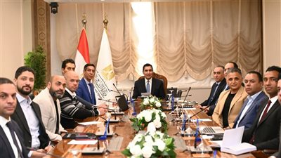 وزير الشباب والرياضة يناقش استعدادات تنفيذ ماراثون المتحف الكبير | صور