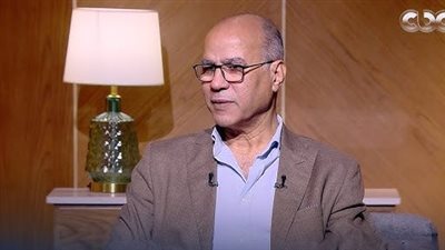 الشاعر إبراهيم عبد الفتاح يشكو: أن تكون غير مُقدر في بلدك ليس جرحًا عابرًا
