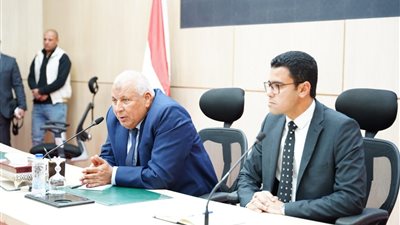 في اجتماعه الأول بالجهاز التنفيذي.. محافظ مطروح: المرور الميداني وحصول المواطن على حقه أساس النجاح  