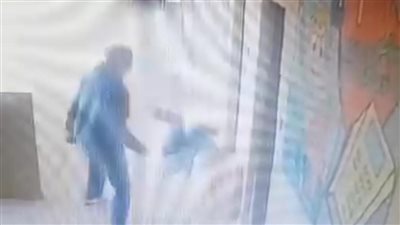 واقعة قديمة وتم فصله.. مصدر بالتعليم يكشف حقيقة فيديو اعتداء طالب على معلم بمدرسة بالقاهرة