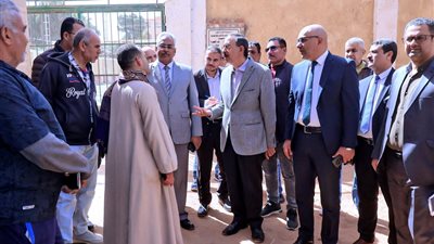 محافظ سوهاج يحيل 4 مسؤولين للتحقيق خلال جولة مفاجئة بالمنشاة
