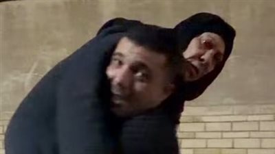 بقالي سنتين بشيل أمي.. أول تعليق من صاحب فيديو حمل والدته على كتفيه 