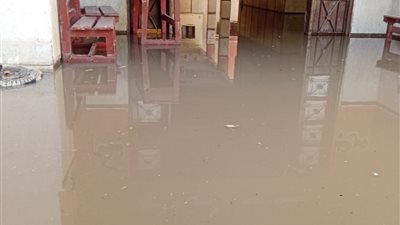 غرق فصول الدور الأرضي بمدرسة التربية الفكرية بسوهاج بسبب كسر ماسورة مياه