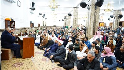 محافظ مطروح يستمع لمطالب المواطنين عقب صلاة التراويح بمسجد عمرو بن العاص
