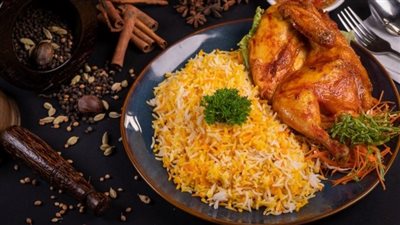 سهل ولذيذ| طريقة عمل حنيذ الدجاج.. وجبة يمنية بالأرز المبهر والسلطة الحارة