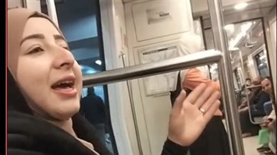 حبيت أفرّح الركاب والناس شجعوني.. أول تعليق من منشدة مترو الأنفاق: الإنشاد الديني في دمي| خاص 