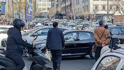 بين الهلع والاحتفال.. مشاهد متناقضة من شوارع إيران تحت القصف.. ما القصة؟