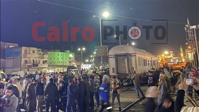 الأزمة انتهت.. سحب عربة قطار خرجت عن مسارها بمزلقان القراريش بالأقصر| صور 
