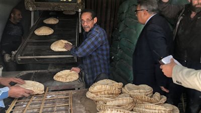 محافظ الدقهلية يجري جولة مفاجئة على مخابز المنصورة.. وتحذيرات مشددة من تجميع البطاقات