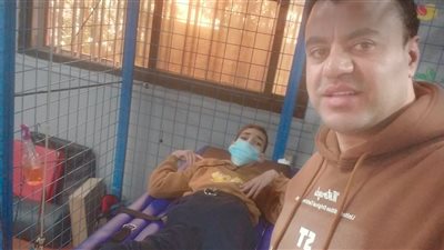 والد صغير يستغيث لعلاج نجله المصاب بضمور في المخ: تعبنا من حمله وبتمنى حصوله على سيارة معاقين