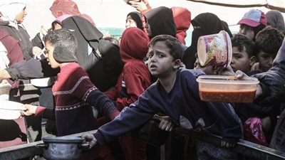 حرب إسرائيل وإيران تفرض حصارًا مميتًا يهدد مليوني غزاوي بمجاعة جديدة