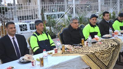 محافظ الدقهلية يشارك عمال النظافة حفل الإفطار السنوي بحديقة حي شرق تقديرًا لجهودهم 