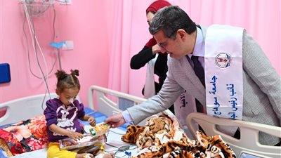 طلاب سوهاج الأهلية يواصلون رسم البسمة على وجوه الأطفال بمستشفى الطوارئ الجامعي