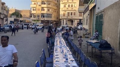 على غرار المطرية.. أهالي منطقة رمسيس بالأقصر ينظمون أطول مائدة إفطار للعام الخامس