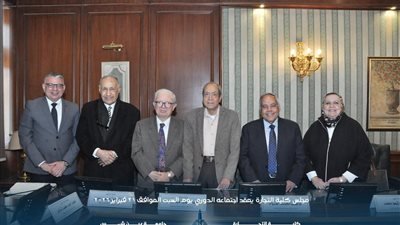 مجلس تجارة عين شمس يُهدي درع الكلية للدكتور حسين عيسى نائب رئيس الوزراء للشئون الاقتصادية