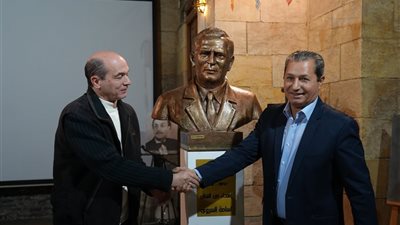 إزاحة الستار عن تمثال فؤاد حداد في بيت الشعر العربي