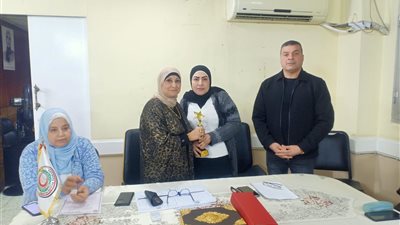 نقابة التمريض تكرم ممرضة بمستشفى المقطم للتأمين الصحي بعدما أنقذت حياة شخص مصاب في حادث